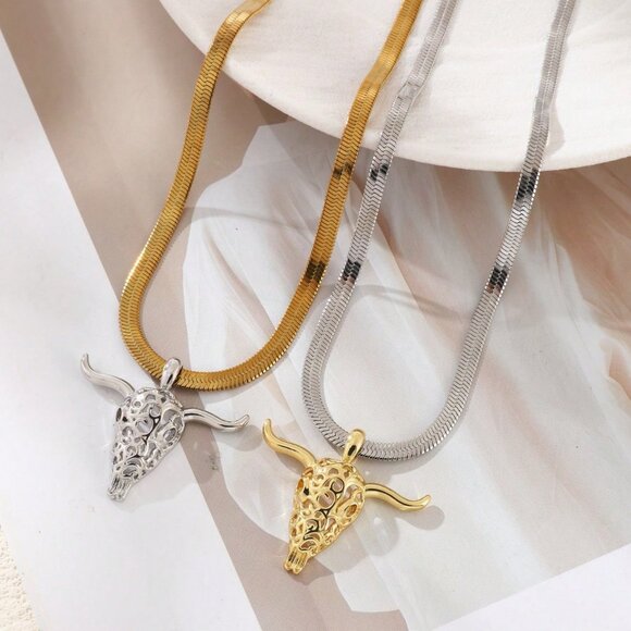 Western Cowboy Women's Horseshoe Bull Head Necklace - Picture 2 of 6